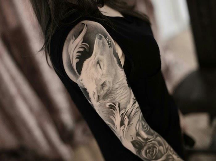 význam tetovania, tetovanie na celú pažu pre ženy, kvetinový vzor s vlčou hlavou