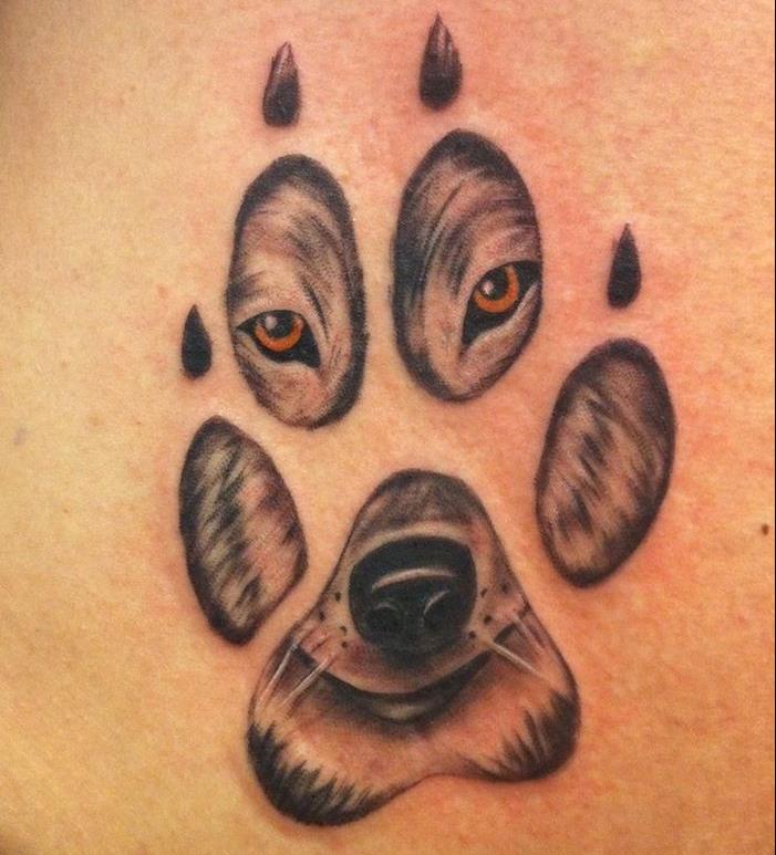 Význam tetovania vlka, nápad na malé tetovanie so vzorom labky a vlčej hlavy, farebné tetovanie
