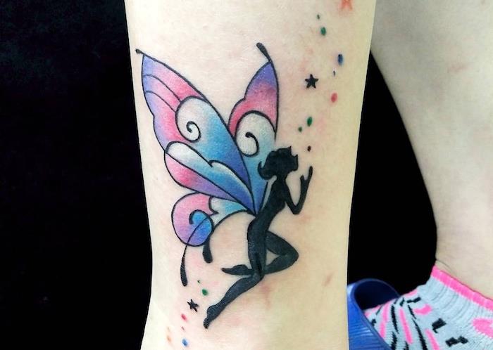 potetovaná žena, víla s fialovými a modrými krídlami motýľa, body art inšpirované rozprávkou