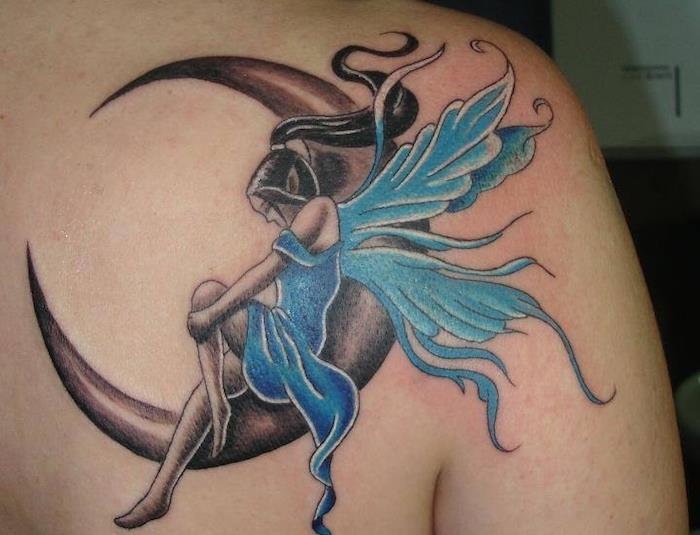 potetovaná žena, tetovanie s rozprávkovým dizajnom, žena na mesiaci s modrými krídlami