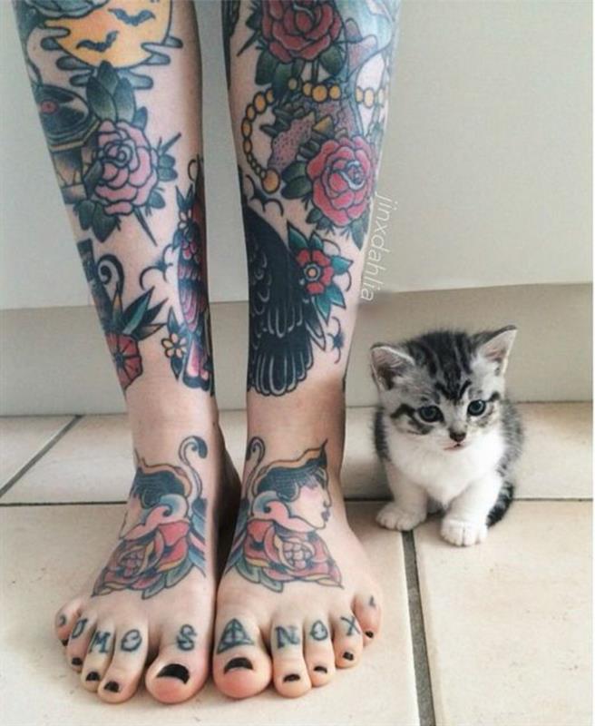 Typ tetovania sovy znamenajúci tetovanie ružových kvetov na chodidlách a malom mačiatku