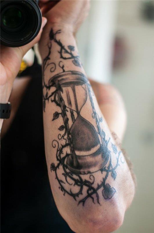 Diamantové tetovanie znamená vintage tetovanie presýpacích hodín obklopené stromami