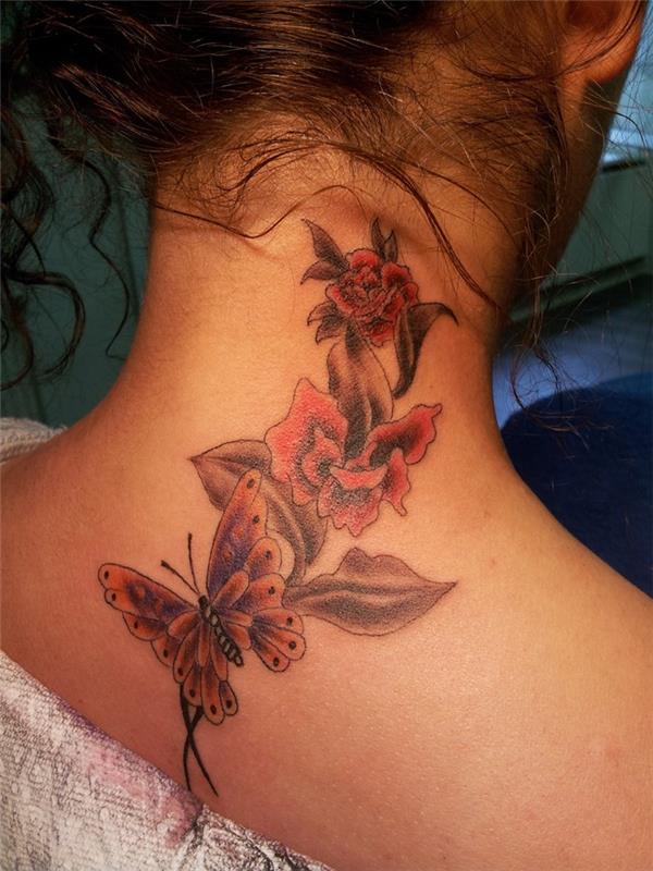 potetovaná žena, body art na krku, tetovanie s červenými ružami a lietajúci motýľ
