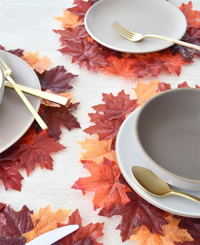 ركيزة أوراق الخريف ملتصقة معًا على طاولة خشبية ، موضوع تزيين خريف DIY