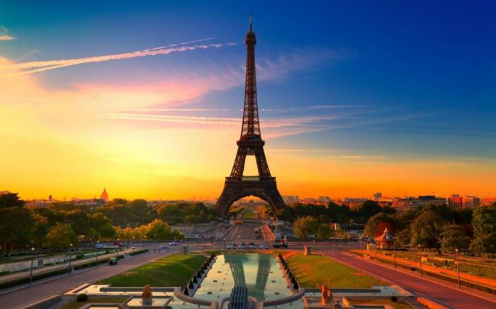 Prechádzka v Paríži destinácia-prechádzky-v-paríži-návšteva-prechádzky-v-paríži-belle-toure-efeil-au-layer-de-soleil