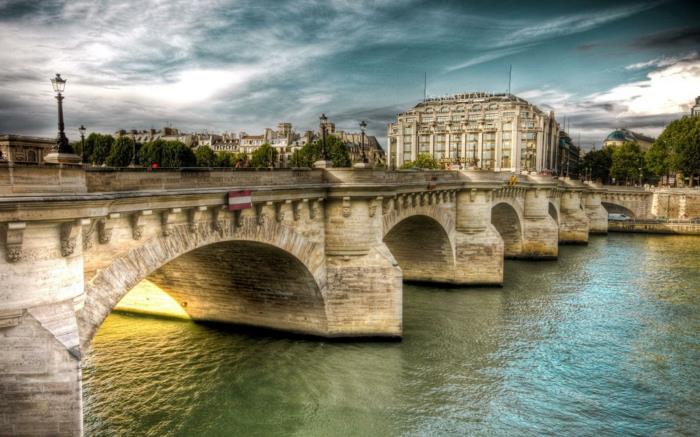 destinácia-prechádzky-v-paríži-návšteva-prechádzky-v-paríži-most-krásy-na-slnku