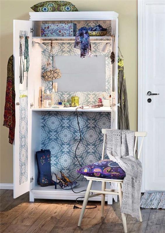 kapa ikea -möbler med kakel tapeter och blå figurer en vit stol en massa grejer i garderoben