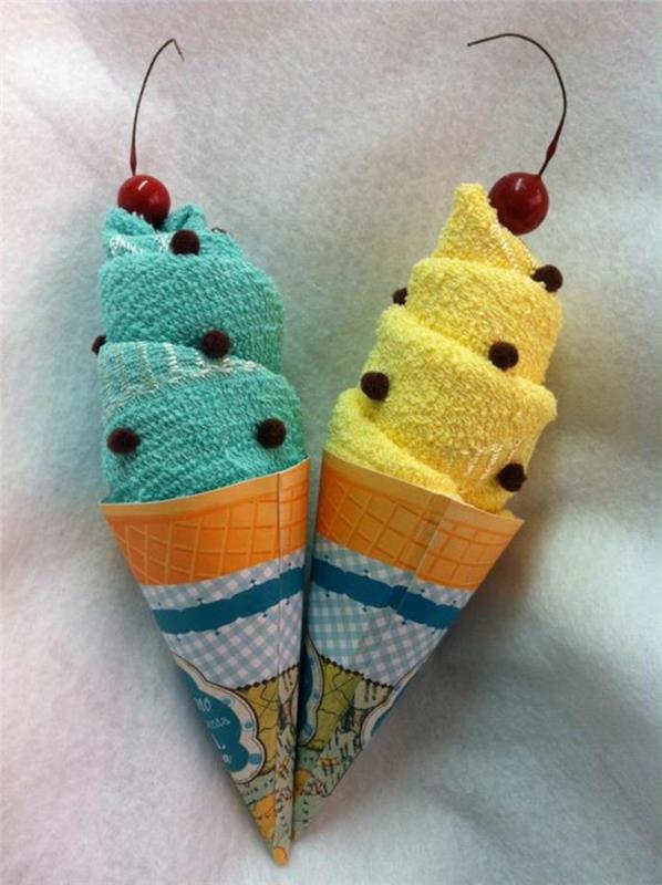 darček pre budúcu matku, dva viacfarebné lepenkové kornútky na zmrzlinu s obrúskami zabalenými do formy sorbetov s čerešňami na vrchu