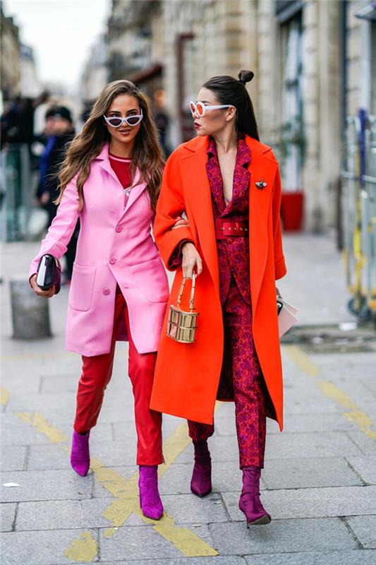 dve moderné dievčatá, ružový kabát a neónový červený kabát, dlhá kombinéza s kvetinovými vzormi