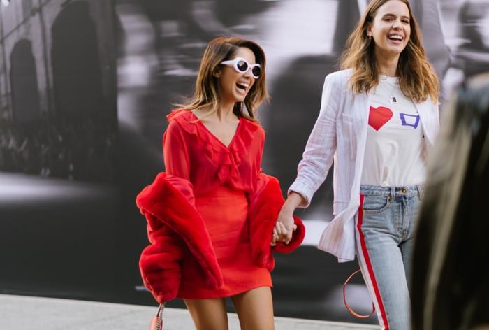 dievčatá v meste, červený outfit, červený kabát z umelej kožušiny, krátke šaty s lietajúcim výstrihom