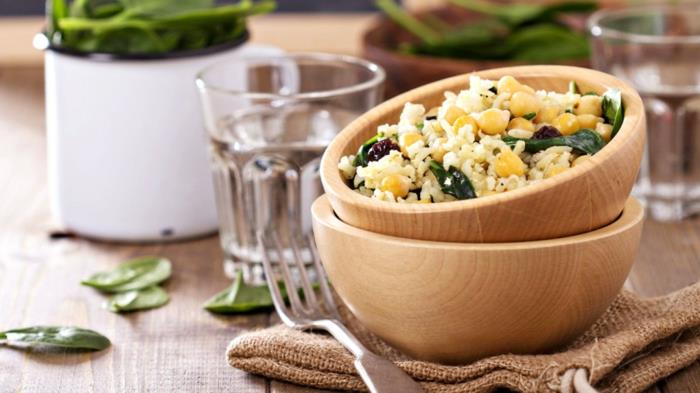 Alimentazione equilibrata e un'idea con piatto di risotto con verdure