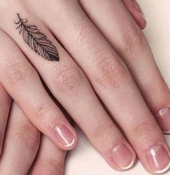 Tatuaggi più belli del mondo, tatto con disegno di una piuma, francúzska manikúra smalto bianco