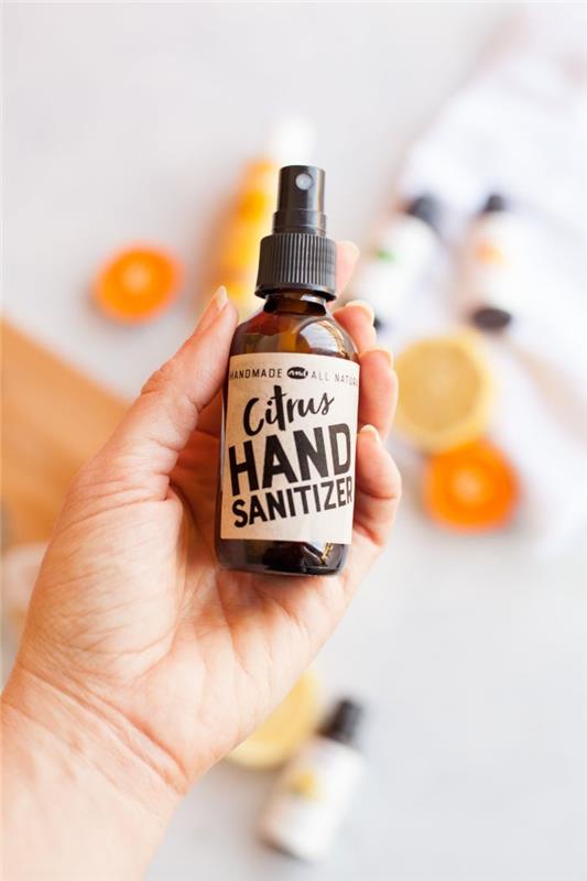 Gel disinfettante mani fai da te، bottiglia con spray per igienizzare le mani