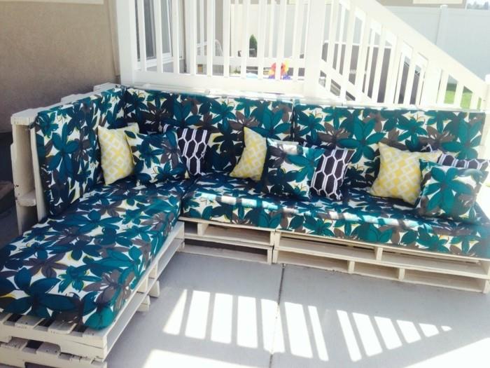 Paleta nápadov divano ad angolo, cuscini di colore blu e bianco, schienale alt