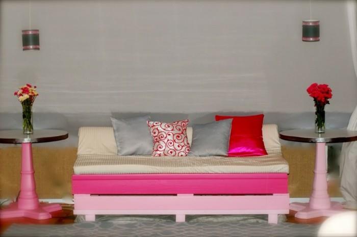 Idea mobili con bancali, divano per la cameretta in pallet di colore rosa con cuscini colorati