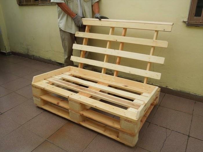 Idea divano bancali, druhý tutoriál, základňa fissare lo schienale di pallet alla base