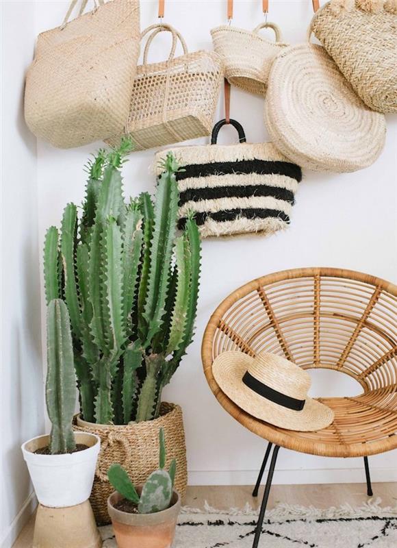 exotická ratanová stolička na kovových nohách, nástenná nákupná taška a kaktus zasadený v kvetináči a v ratanovom koši, dekorácia z tropického kaktusu