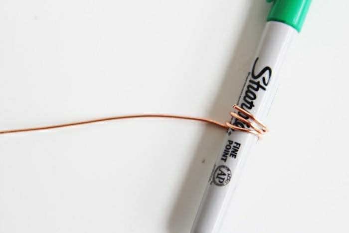 Idee lavoro creativo con il filo di rame avvolto ad un pennarello per creare un portafoto fai da te