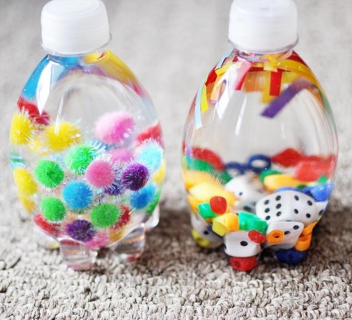 Montessori leksaksidé att göra med de små, modell av en liten återvunnen plastflaska fylld med vatten och pomponger