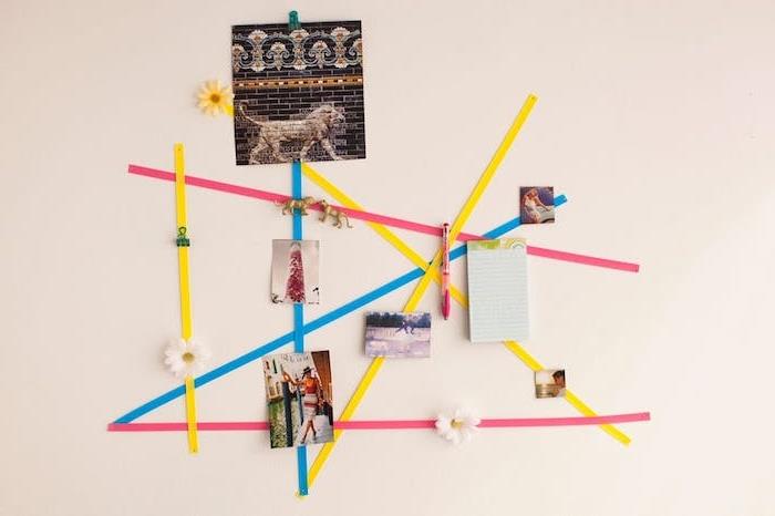 DIY tonårings sovrum, enkel anslagstavla gjord av korsade färgglada bandband, displayfoton, dekorativa tillbehör, viktiga anteckningar