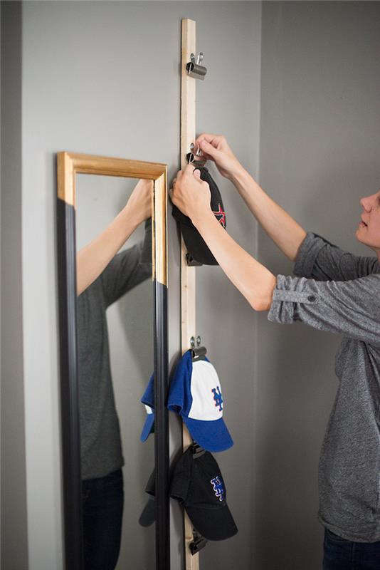 exempel på DIY sovrum för tonåringar, trälam med clips för att hänga hattar, spegel med svart och guldram
