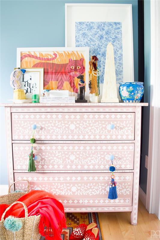 DIY -sovrum, hur man målar om en möbel i rosa med vita stencilmönster, blommigtryck, tofsar, originella dekorativa tillbehör