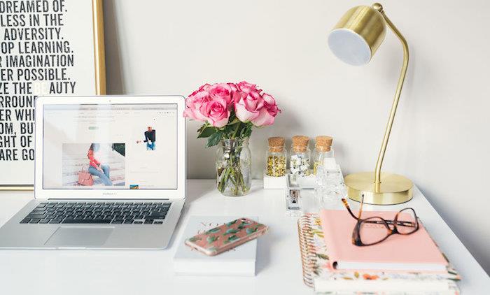 hur man dekorerar ditt rum, DIY kontorsdekoration med glasburk fylld med rosor, små kolvar med kontorsmaterial, textcitat i en guldram