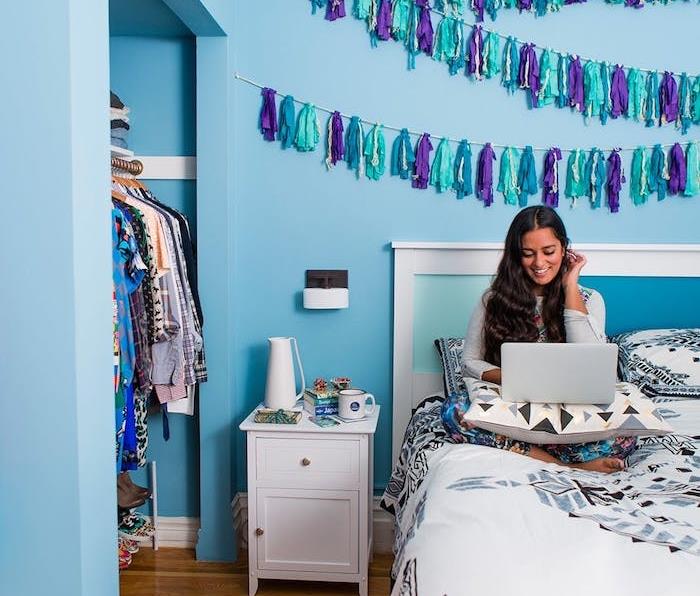 DIY tonårings sovrum, exempel på DIY dekoration av blå och lila kantade pomponger på en blå vägg, praktiskt omklädningsrum, sängkläder med geometriska mönster