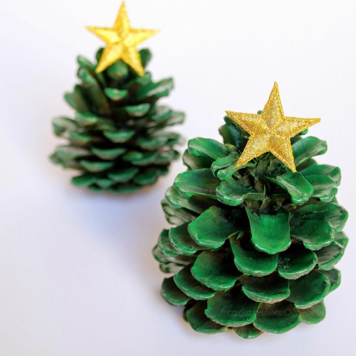 DIY julpynt, gröna julgranar med gula stjärnor, pyssel att göra med barn