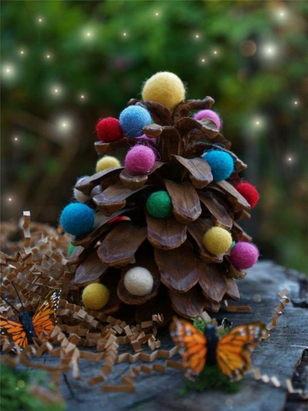 DIY vianočné dekorácie, výroba kreatívnych dekorácií, guličky z farebnej vlny na koncoch borovice