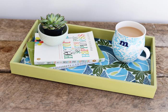 manuell aktivitet för tonåringar, DIY idéskapande deco, serveringsbricka med bakgrund dekorerad med blommigtrycktyg, böcker, växter, kopp kaffe