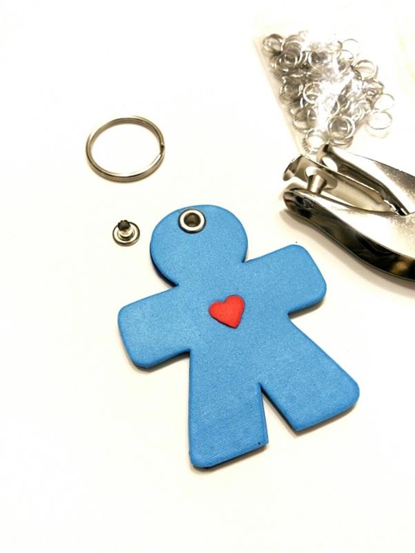 dagisfaderdagspresentidé, nyckelringsmodell med blå lerfigur och ett rött hjärta
