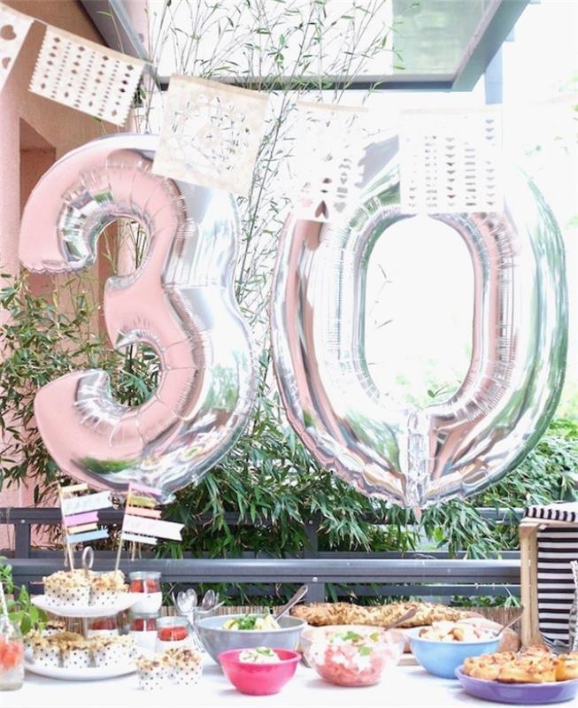 födelsedagsfest i trädgården med en enkel dekoration och ballong 30 år, fira hans födelsedag hemma