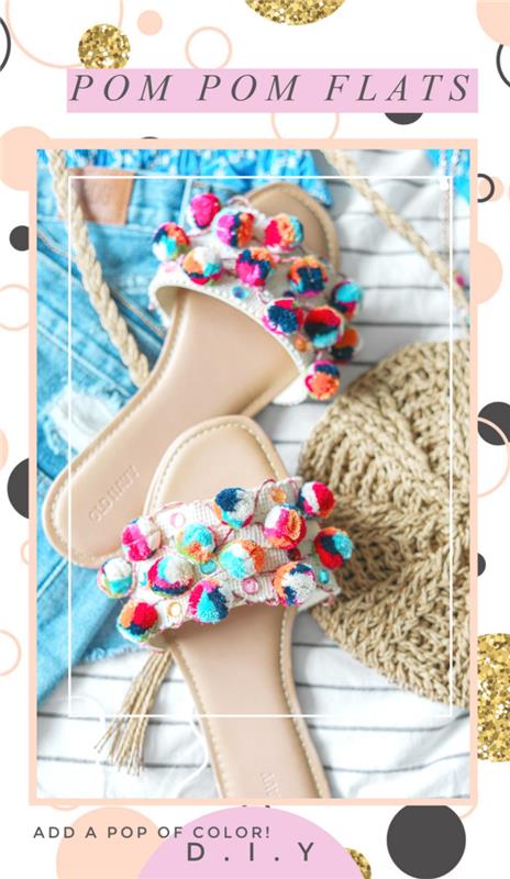 čo robiť s vlnenými pomponmi, nápad, ako si prispôsobiť sandále, pár plochých sandálov pre ženy zdobených pomponmi