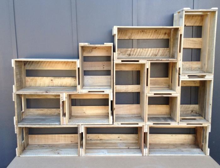 ľahko vyrobiteľné paletové police alebo drevené škatule, nápad na dizajn nábytku v paletách alebo krabiciach z recyklovaného dreva