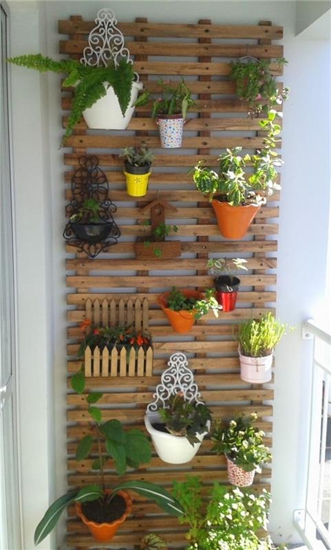 DIY växtvägg utanför lätt pall att hänga växter krukor storlekar blommor örter deco liten utrymme balkong