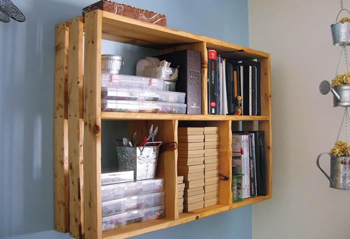 DIY paleta z recyklovaného dreva vo forme nástennej police, jednoduchý nápad na výrobu vlastného nábytku za nízky rozpočet s recyklovanými materiálmi