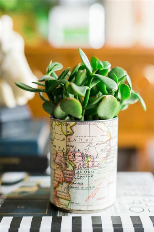idé hur man gör en DIY blomkruka av en plåtburk, anpassat geografiskt kartpapper, succulenter