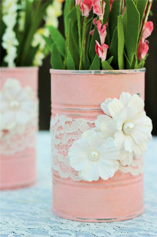 gör en DIY blomkruka av en burk ommålad i rosa och skräddarsydda med spetsar och vita tygblommor, buketter av blommor, rustik chic bröllopsinredning