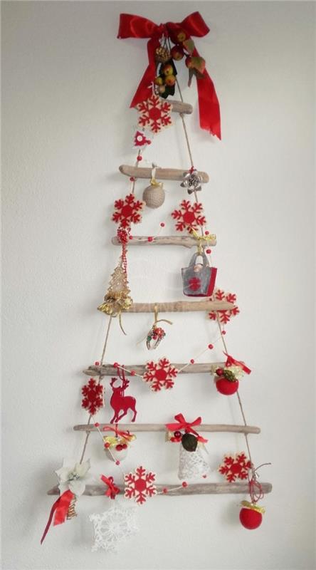 göra en vägghängning till jul med trä- och repgrenar, DIY lilla julgran som hänger i trä och rött