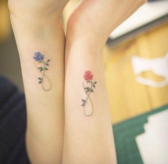 Krásne malé kvetinové tetovanie s nekonečným ružovým tetovaním