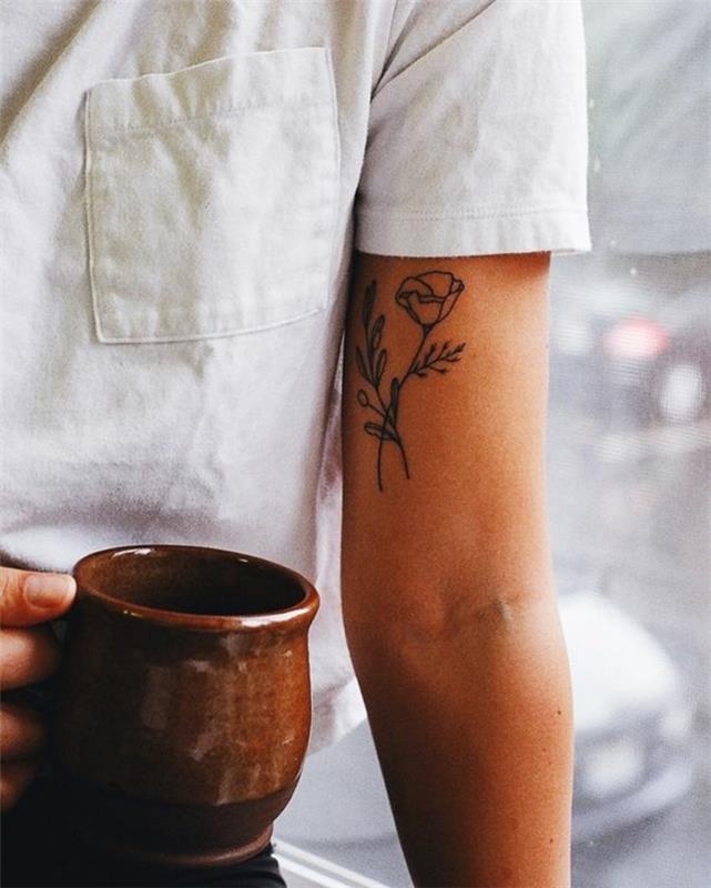 Krásne kvetinové tetovanie na rameno