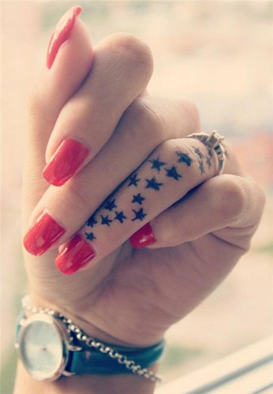 tetovanie na prst, vďaka ktorému sa ti sníva, nápad na tetovanie pre ženy s malými hviezdičkami