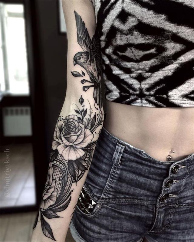 Idé per dei tatuaggi piccoli significantativi per donna con disegno di fiori