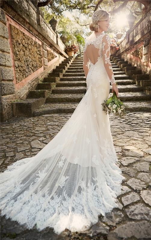 exempel på brudfrisyr med lågt bullehår med kristallhuvudtillbehör, bröllopsklänning 2018 utan rygg