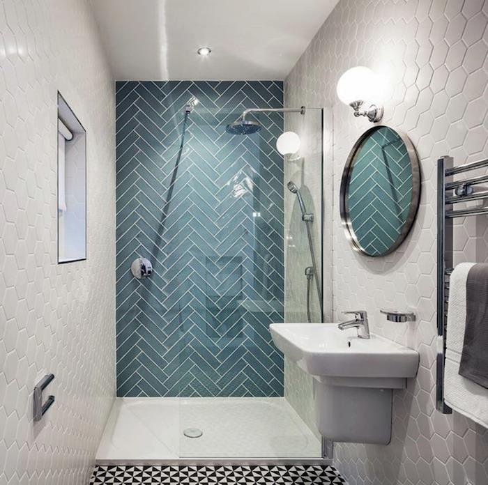 modro biela dvojfarebná kúpeľňa s talianskou sprchou v pozadí