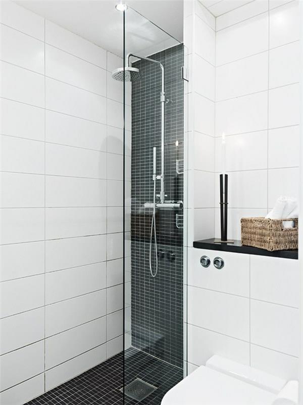 malá biela a antracitovo šedá kúpeľňa s úzkym polouzatvoreným talianskym sprchovacím kútom