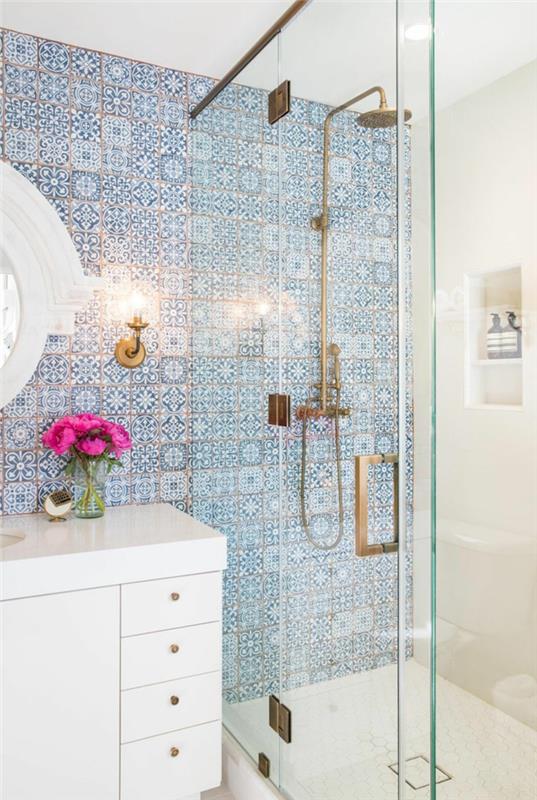 vybudujte malú taliansku kúpeľňu s mozaikou a zlatými klampiarskymi prácami