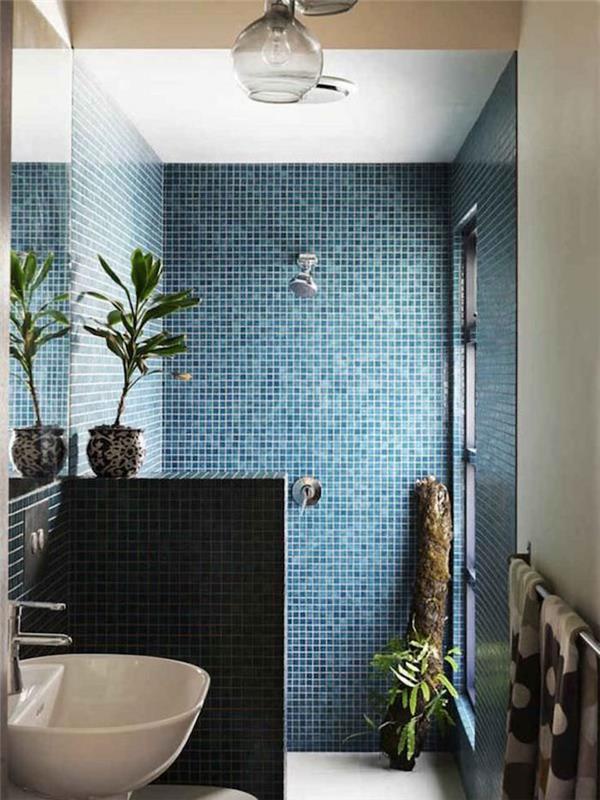 dekoratívna kúpeľňa s modrou mozaikou na stene a otvoreným sprchovacím kútom