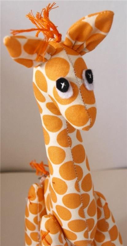 baby-tröstare-en-giraff-att-ge-ett-barn-idé-hur-att-göra-en-original-plysch-stor-storlek